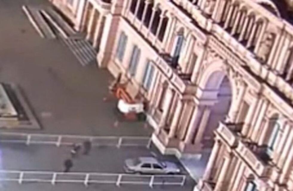 Así se metió un auto en la Casa Rosada: un juez pidió mayor seguridad en el lugar