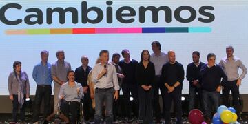 ARG008\u002E BUENOS AIRES (ARGENTINA)\u002E- 13/08/2017\u002E- El presidente argentino, Mauricio Macri (c), habla acompañado de la gobernadora bonaerense, Maria Eugenia Vidal (c-d), del alcalde de Buenos Aires, Horacio Rodríguez Larreta (4d), y de la vicepresidente de Argentina, Gabriela MIchetti (c-i), tras conocer los primeros resultados de las elecciones primarias hoy, domingo 13 de agosto de 2017, en Buenos Aires (Argentina)\u002E Macri celebró hoy la apuesta de los argentinos por el \