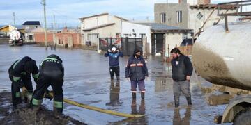Trabajadores municipales asisten con agua y carbón a familias de toda la ciudad