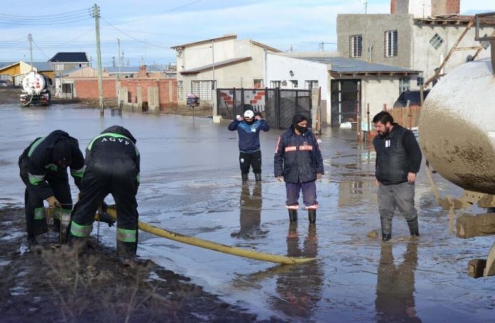 Trabajadores municipales asisten con agua y carbón a familias de toda la ciudad