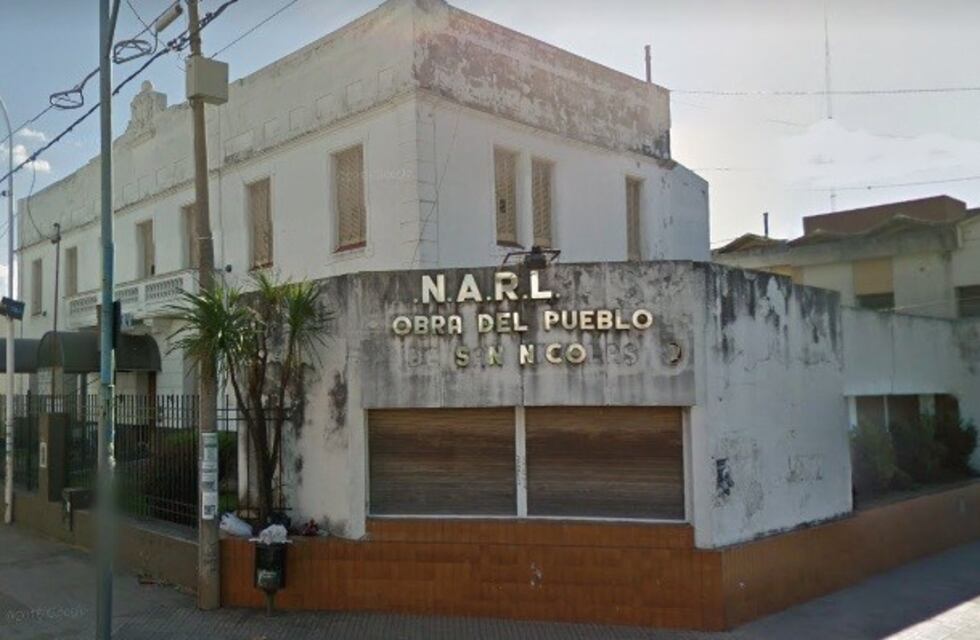 Mujeres solidarias venden ropa usada para ayudar a una institución con servicio a la comunidad