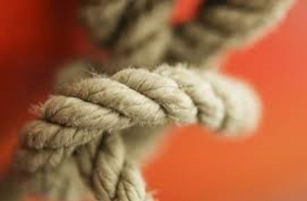 Niño de 8 años se ató a una mesa para que la policía no lo llevara a la casa de su padre