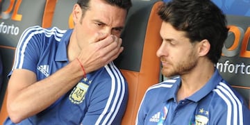 Lionel Scaloni con Pablo Aimar, uno de sus ayudantes (Foto: Juano Tesone)