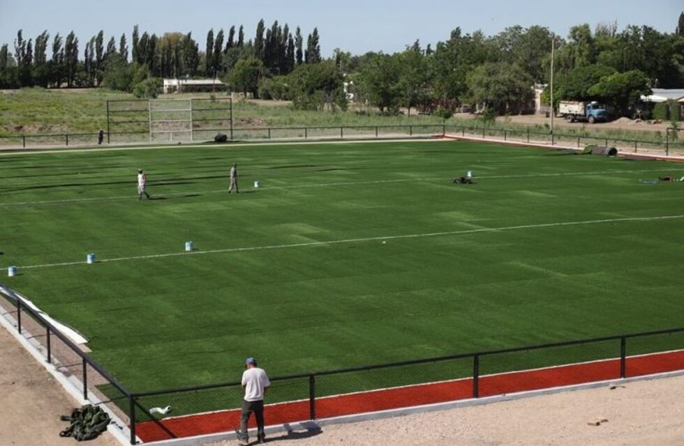 Retomaron los trabajos en la cancha de hockey en Monte Comán