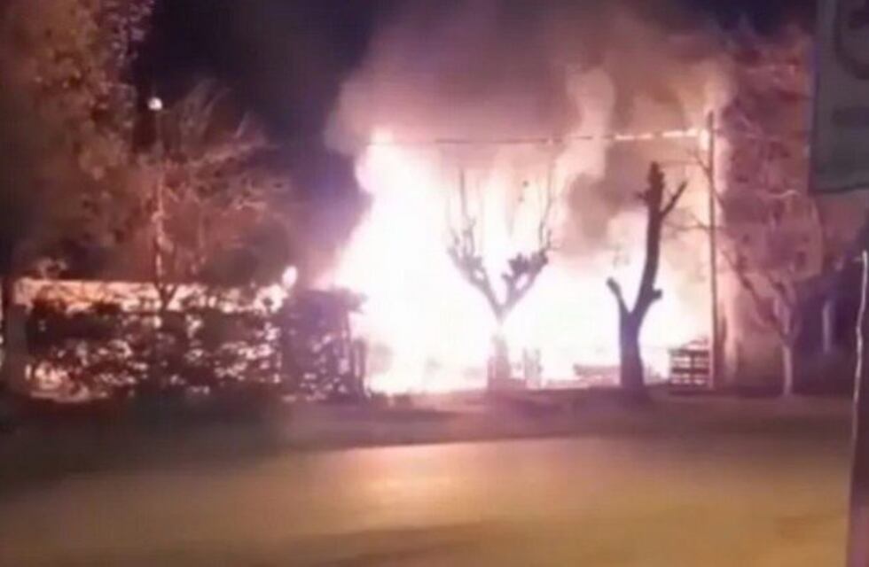 Video: dramático incendio de una vivienda a metros de una estación de servicio
