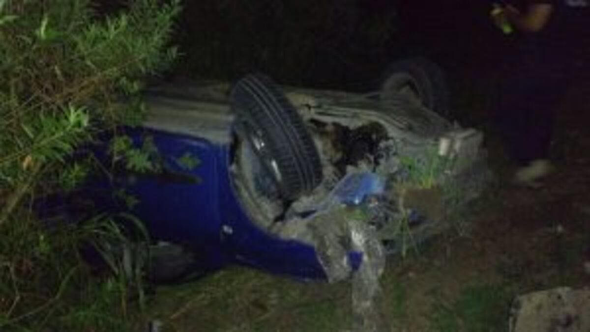 Un automu00f3vil despistu00f3 en la autopista a Santa Fe y cayu00f3 de un puente.