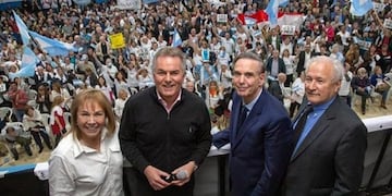 Pichetto y Gay se reunieron en un club ante cientos de vecinos