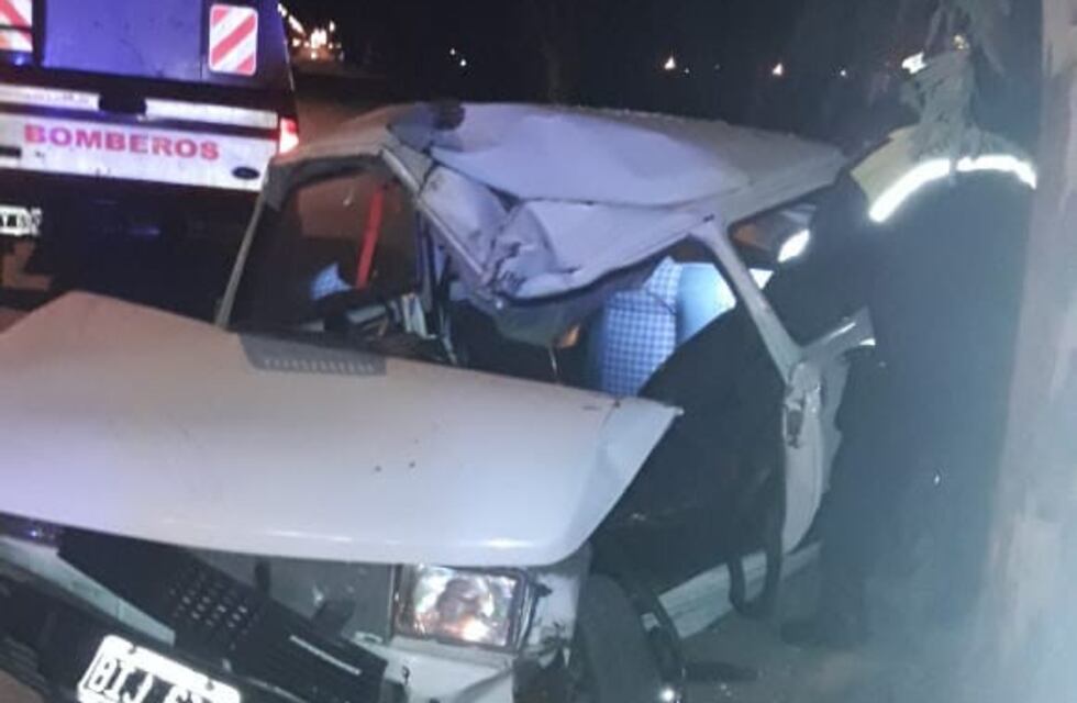 Perdió el control del auto e impactó contra un árbol