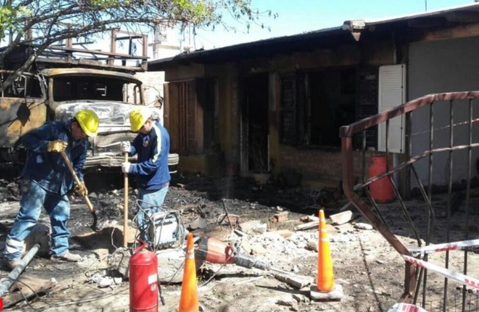 Un camión con garrafas chocó contra una casa y se prendió fuego