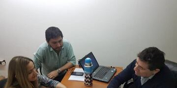 Mónica Sanchez, presidente de la comunidad de fomento Lago Posadas con funcionarios del CPE