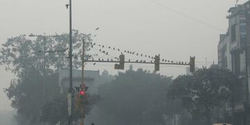 EPA6624\u002E NUEVA DELHI (INDIA), 05/11/2018\u002E- Vista de una calle cubierta por una neblina en Nueva Delhi, India, hoy 5 de noviembre de 2018\u002E Los niveles de polución de Nueva Delhi, la capital más contaminada del mundo, se dispararon hoy hasta la categoría de \