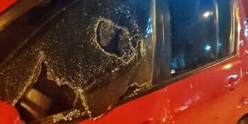 Los vándalos pasaron rompiendo casi 10 vehículos a su alrededor
