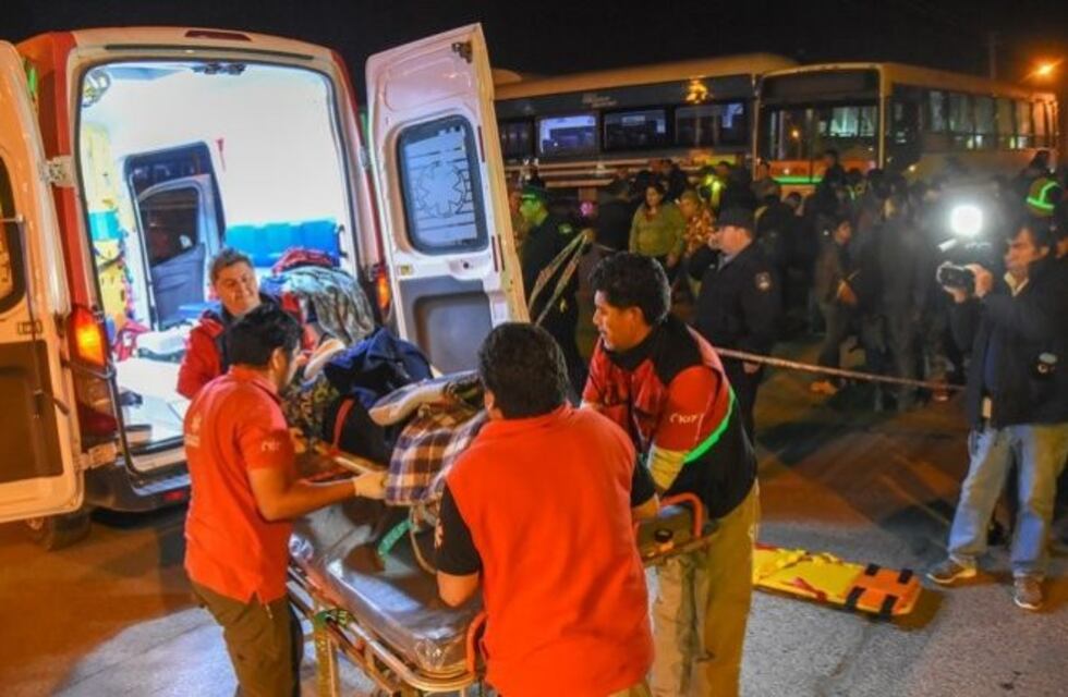 Pasajeros revelaron que el chofer miraba el celular cuando impactó contra el Tren