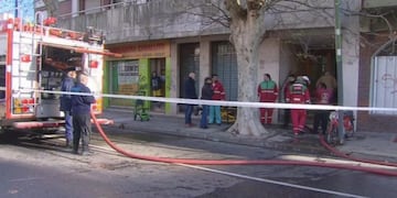 Tres dotaciones de bomberos trabajaron en el incendio de un edificio en Villa Crespo\u002E (TN)