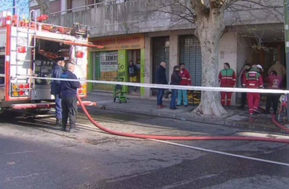 Lograron controlar el incendio en un edificio de Villa Crespo: al menos 17 vecinos fueron derivados a distintos hospitales