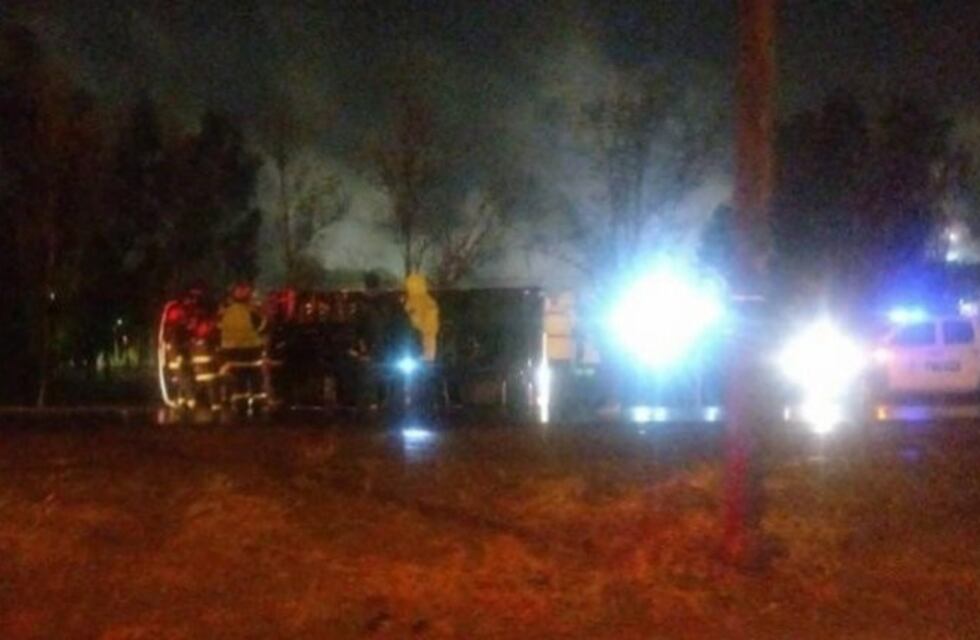 Un conductor alcoholizado volcó con su camión en la Ruta 22