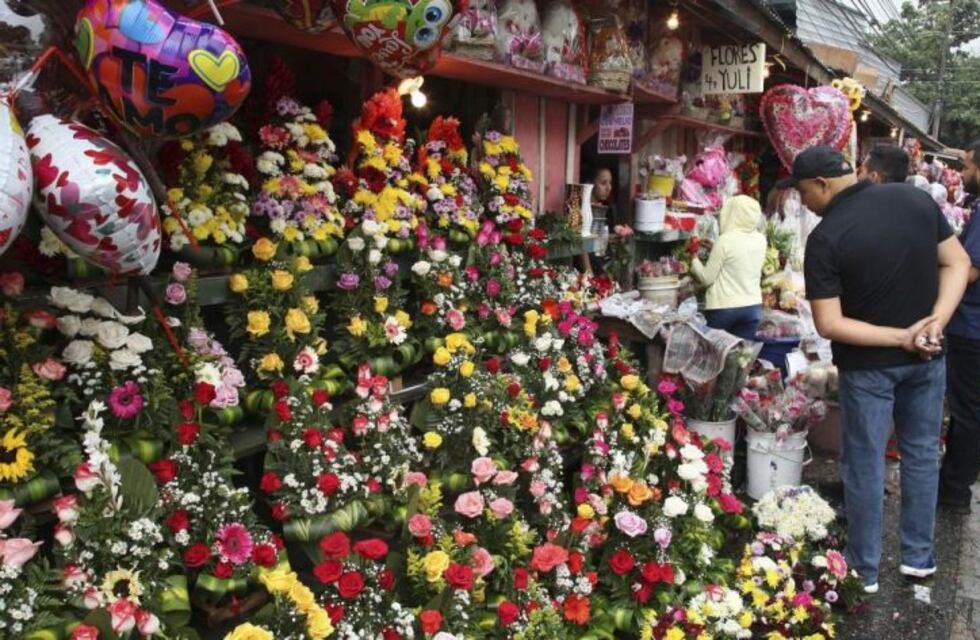 Piden difusión en las redes para ayudar a un señor mayor a vender sus flores