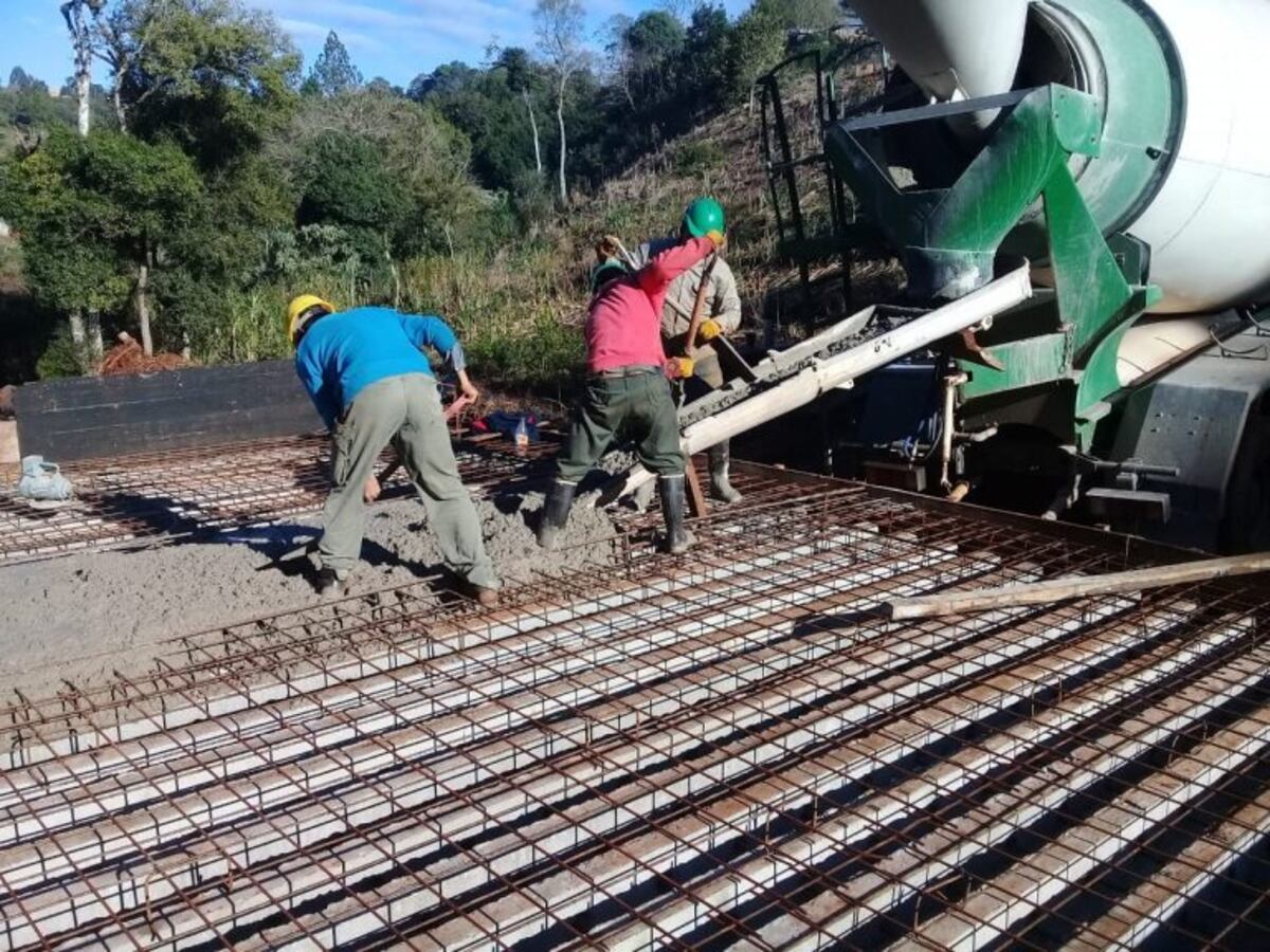 Obra de cementado de un puente del interior de Misiones, realizado por Vialidad Provincial de Misiones\u002E