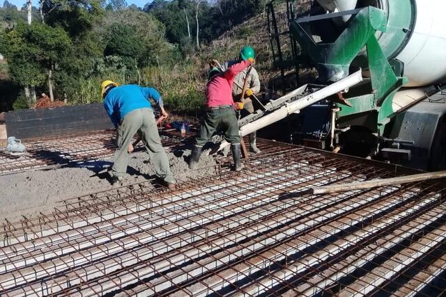 Obra de cementado de un puente del interior de Misiones, realizado por Vialidad Provincial de Misiones\u002E