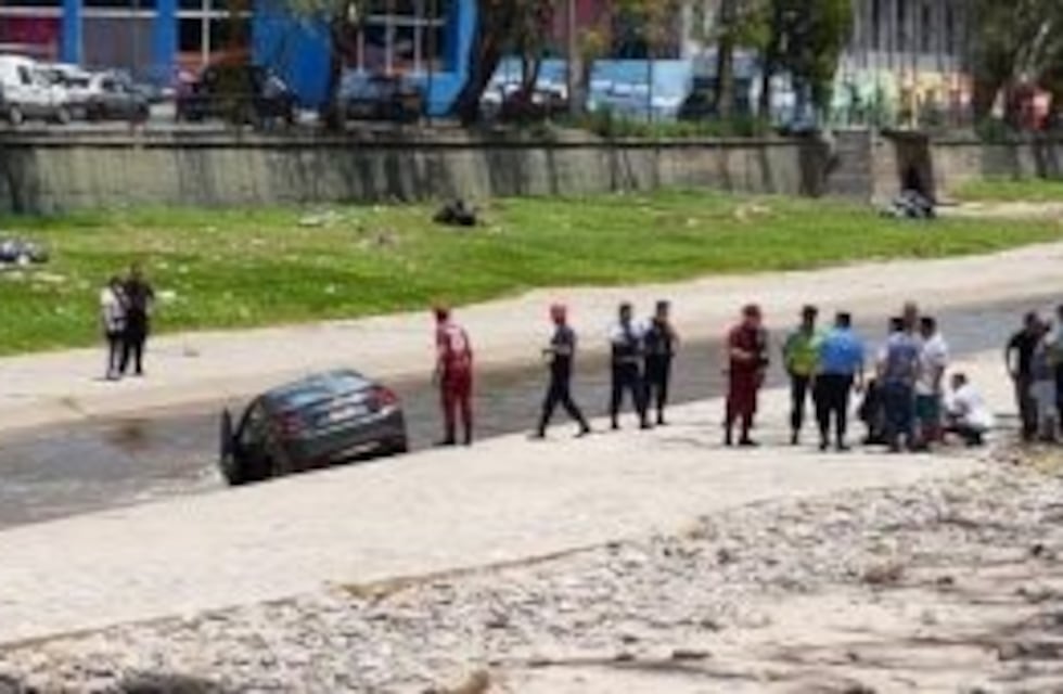 Un auto cayó al Suquía: dos heridos