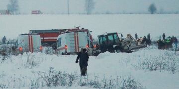 Equipos médicos y policiales trabajan en la zona donde se estrelló el avión con 71 personas a bordo en las afueras de Moscú\u002E