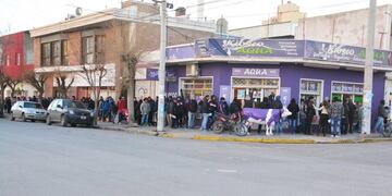 Desde muy temprano hubo fila para entregar un CV\u002E