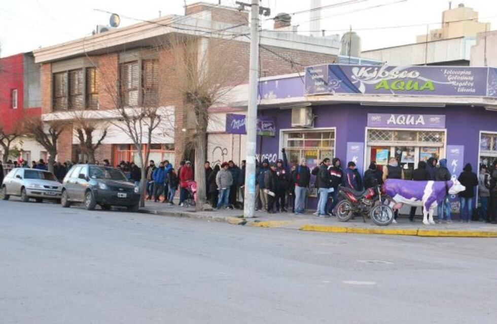 Varias cuadras de cola y más de 1.500 CVs para trabajar en la minería