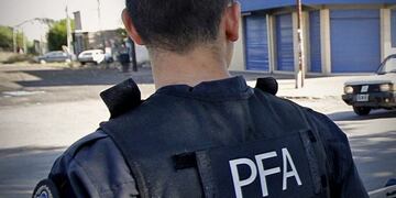 Detuvieron a un jefe policial por pedir coimas a cambio de libre circulación durante la cuarentena (Foto: La Nación)