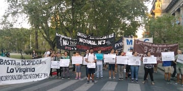 La manifestación se inició sobre la esquina de Santa Fe y Dorrego\u002E (@virgrisolia)