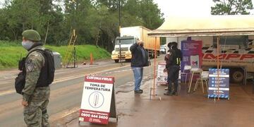 Control sobre el Puesto Centinela en el límite de Misiones con Corrientes\u002E Toman la temperatura y piden el certificado negativo de COVID-19\u002E