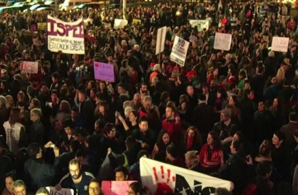 Cientos de personas protestaron en el Obelisco contra el recorte a las pensiones por discapacidad