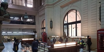 Una larga fila en la plaza 25 de Mayo frente a la sede central del Correo Argentino en Rosario para cobrar el IFE. (Rosario Nuestro)
