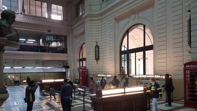 Una larga fila en la plaza 25 de Mayo frente a la sede central del Correo Argentino en Rosario para cobrar el IFE. (Rosario Nuestro)