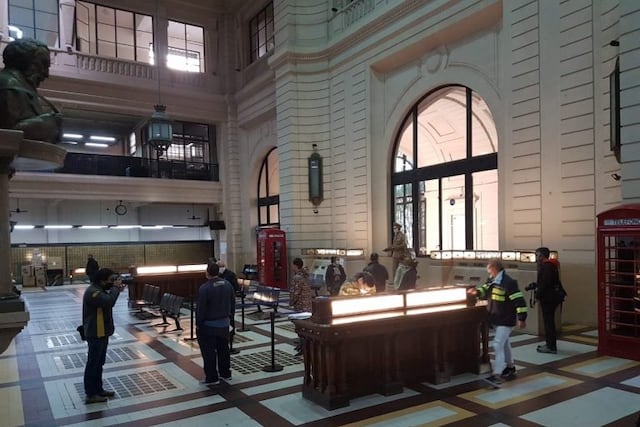 Una larga fila en la plaza 25 de Mayo frente a la sede central del Correo Argentino en Rosario para cobrar el IFE. (Rosario Nuestro)
