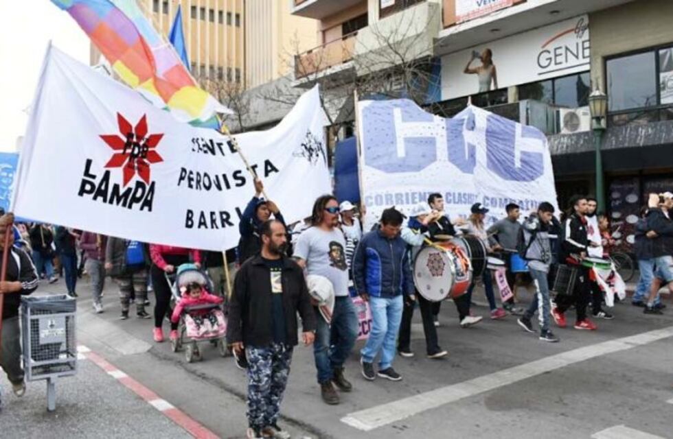 Movilización de organizaciones sociales por las calles de Santa Rosa