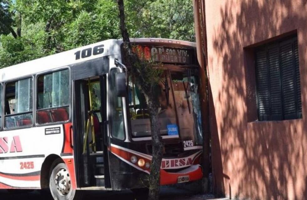 Un colectivo chocó contra el frente de un jardín maternal: hay heridos