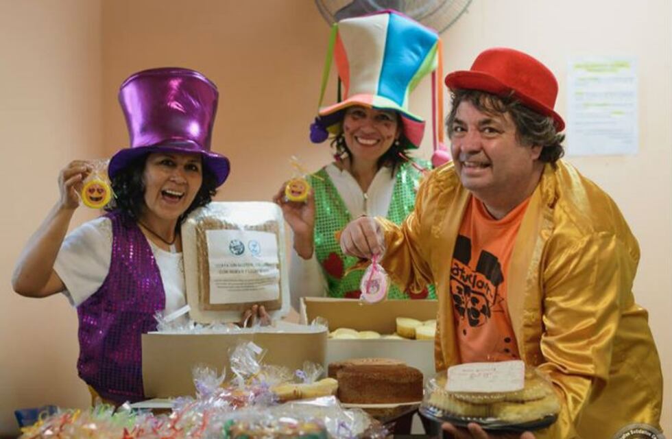 Grupo solidario de payasos y titiriteros recibe donaciones para festejar el Día del Niño