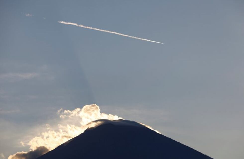 Pánico en la isla de Bali: el volcán Agung entró en "fase crítica" y ya hay más de 75 mil evacuados