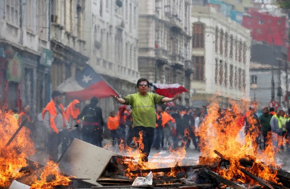 Chile: el impresionante desplome de un edificio de Antofagasta incendiado por manifestantes