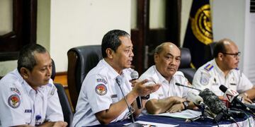 El director del subcomité de accidentes aéreos y jefe de la investigación, Nurcahyo Utomo  en una rueda de prensa en Yakarta, Indoniesia