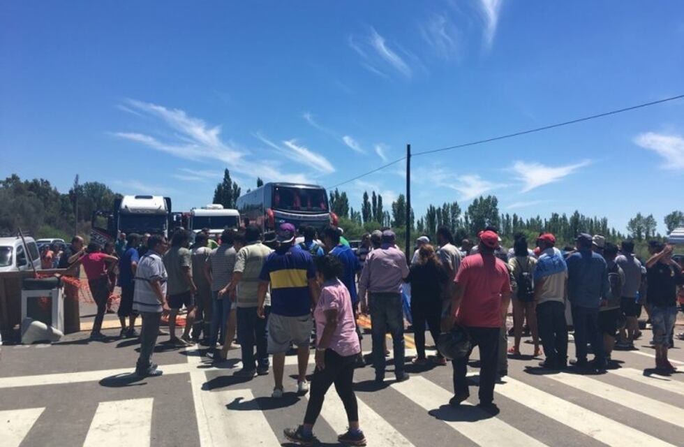 Casi se desata una batalla campal entre manifestantes y viajeros que estuvieron varados 12 horas