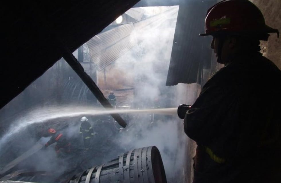 Manipulaba una garrafa, se incendió su casa y sufrió múltiples quemaduras