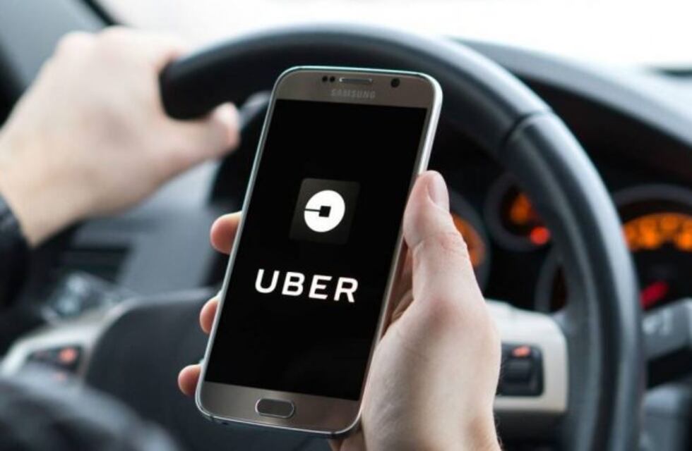 Uber vuelve a la carga en Córdoba: mensajería en autos