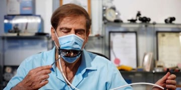 Diseñaron un novedoso barbijo que se abre para poder comer (Foto: web)