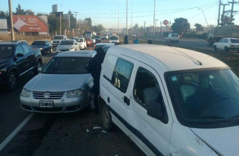 Choque en cadena y caos vehicular en el ingreso a Córdoba por avenida La Voz del Interior
