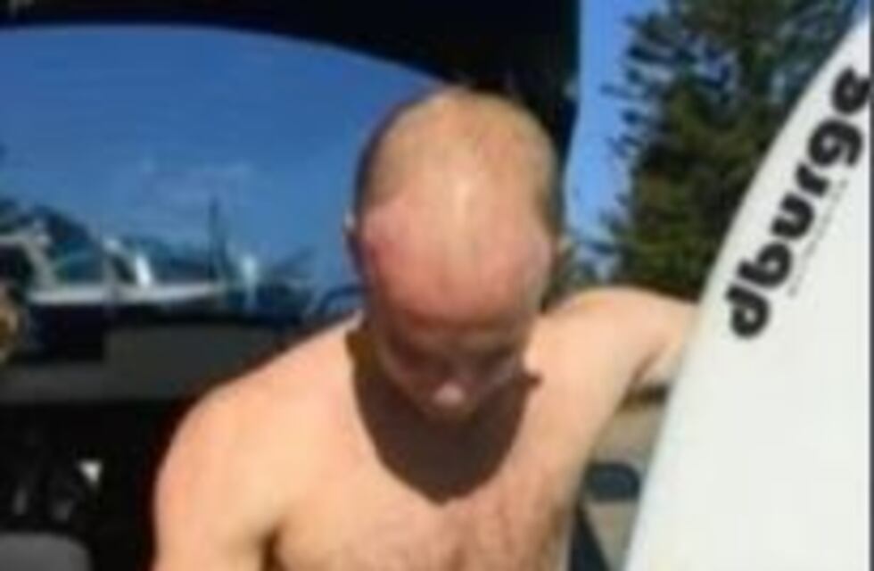 Lo atacó un tiburón, recordó un video de YouTube y salvó su vida