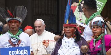 El papa Francisco camina en procesión por el Sínodo sobre el Amazonas\u002E Con la intención de incluir una agenda ecológica\u002E Foto: ANSA/CLAUDIO PERI\u002E