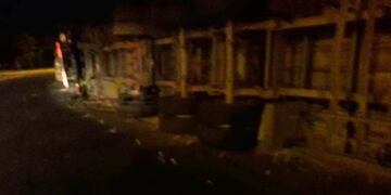 Así quedó el camión en la ruta 147\u002E