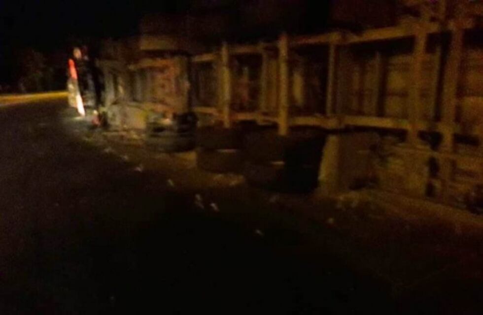 Volcó un camión en la rotonda de la "Torrontegui" en la Ruta 147
