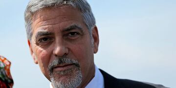 US actor George Clooney attends a ceremony at a memorial to Armenians killed by the Ottoman Turks, in Yerevan, Armenia on Sunday, April 24, 2016.  The killing of more than 200 Armenian intellectuals on April 24, 1915 is regarded as the start of the massacre that is widely viewed by historians as genocide. But modern Turkey, the successor to the Ottoman Empire, vehemently rejects the charge. Clooney has been a prominent voice in favor of countries recognizing the killings as genocide, which the United States has not done.(Vahan Stepanyan/ PAN Photo via AP) armenia yerevan George Clooney actor en ceremonia de recordacion victimas del genocidio armenio genocidio armenio